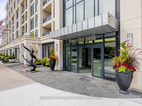 2 Old Mill Dr #612, Toronto, ON M6S 0A2