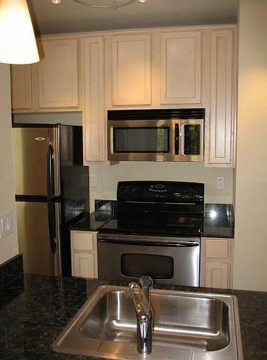 Kitchen w/Granite