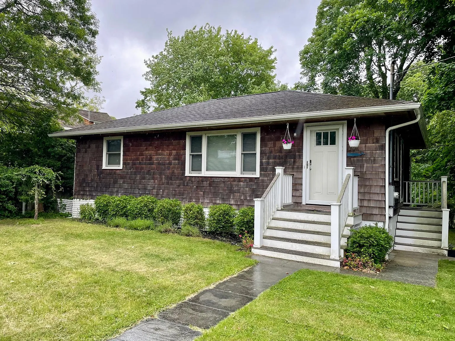 Ideal location in historic Sag Harbor Village — Photo 1