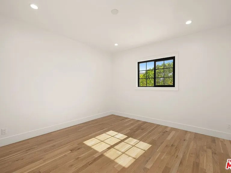 211 S Formosa Ave — Photo 13