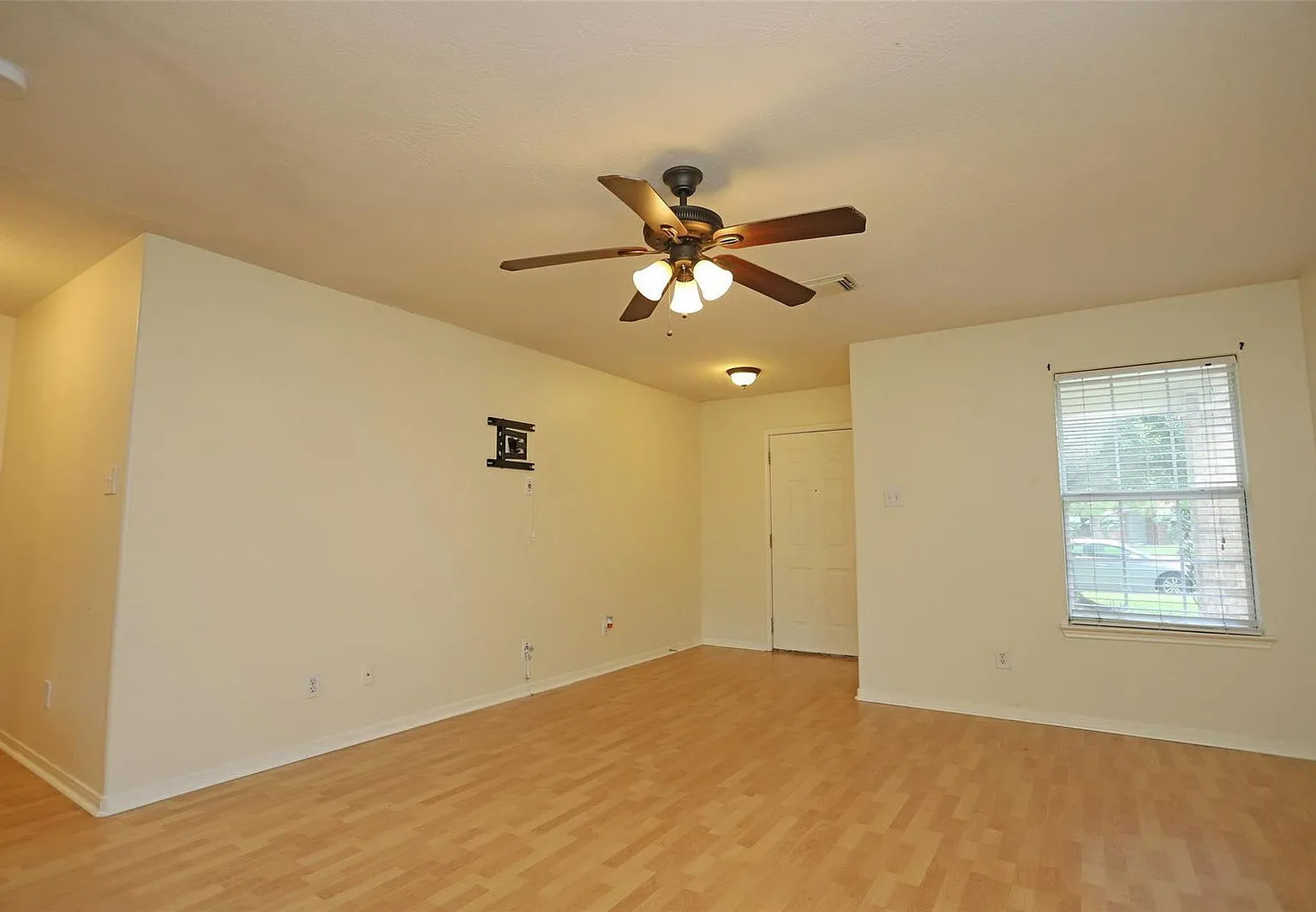 3 bed, 2.5 bath, 2054 sqft, $2,000 — Photo 3