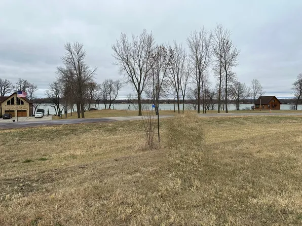 141X Shoreway Dr, Kasota, MN 56050