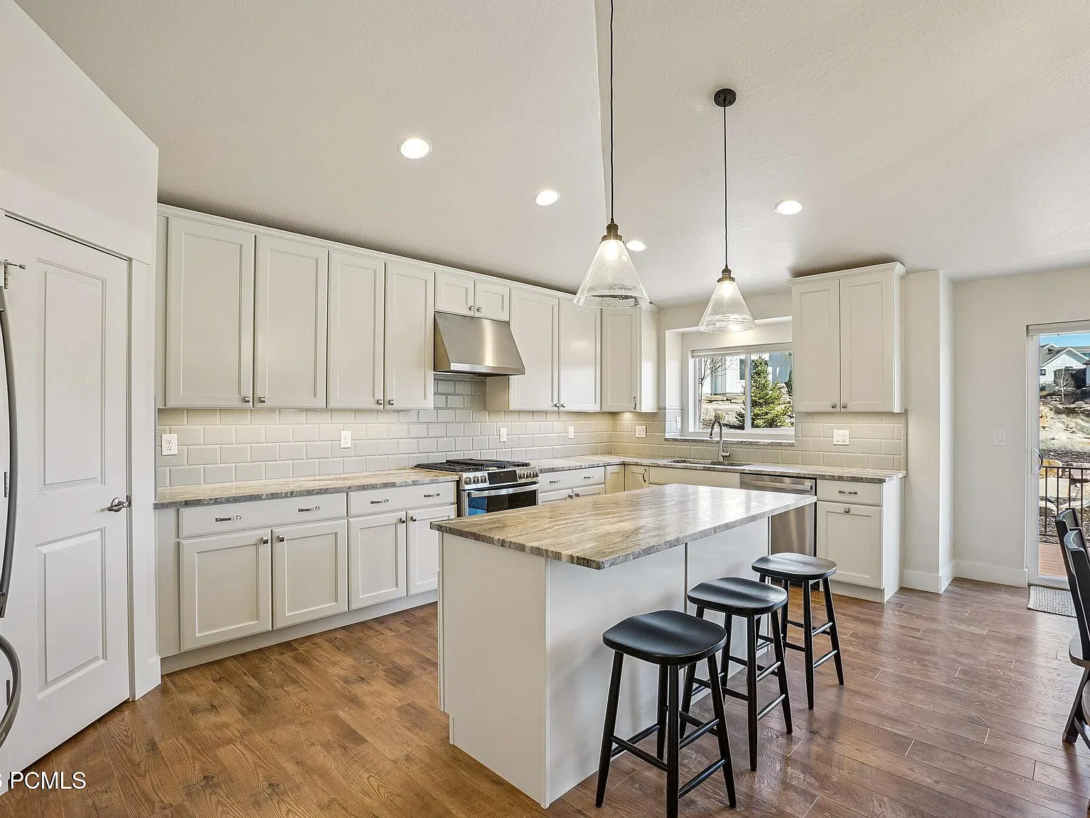 4 bed, 3.5 bath, 4015 sqft, $4,500 — Photo 3