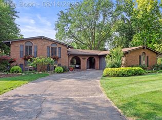 541 Lake Forest Rd, Rochester Hills, MI 48309