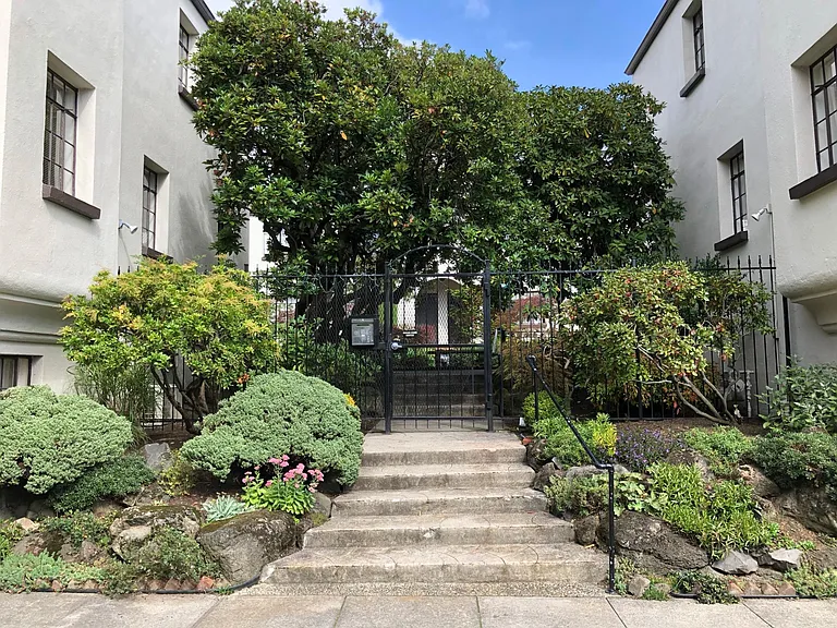 2325 NE Flanders St #18 — Photo 3
