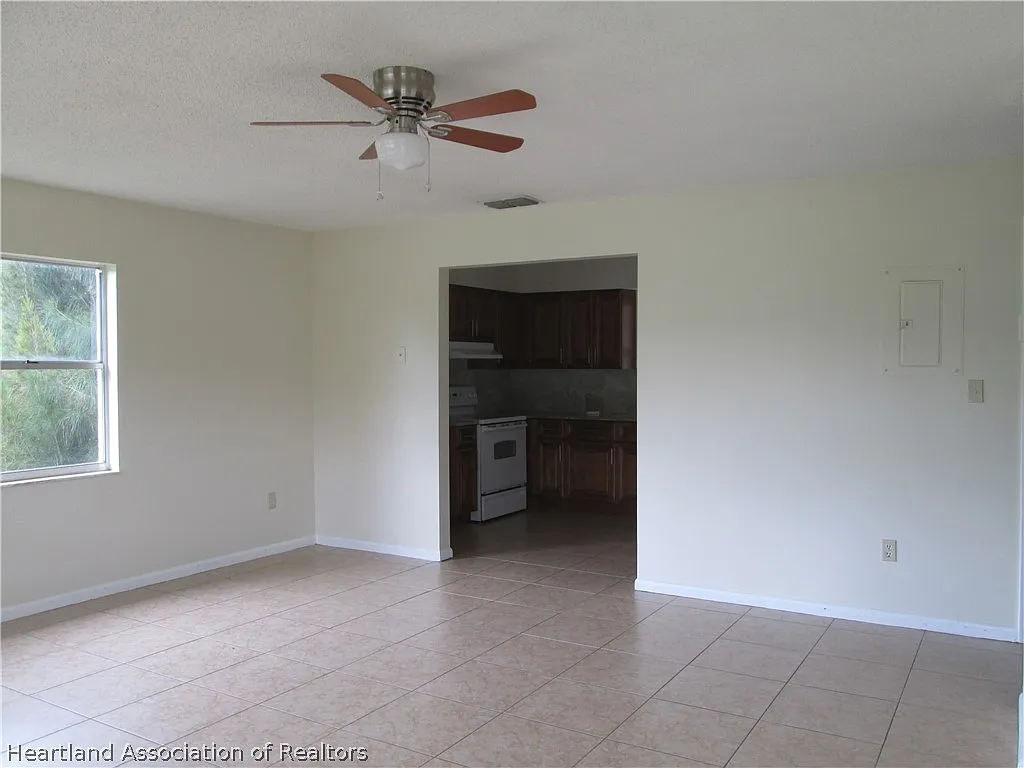 2 bed, 1.0 bath, 832 sqft, $1,000 — Photo 2