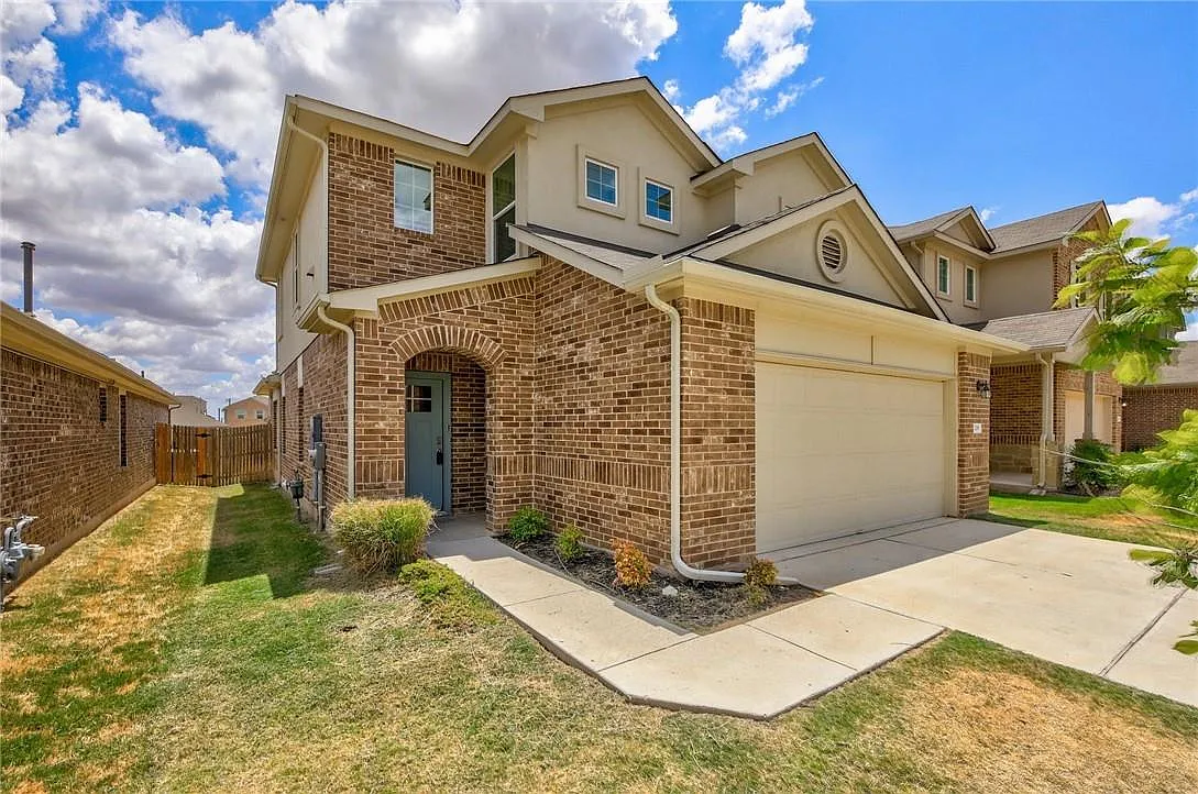 4 bed, 2.5 bath, 2332 sqft, $2,250 — Photo 2