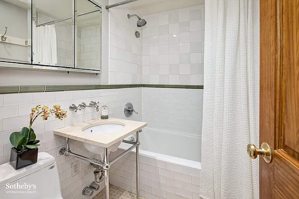 Sold by Sotheby's International Realty | media 33