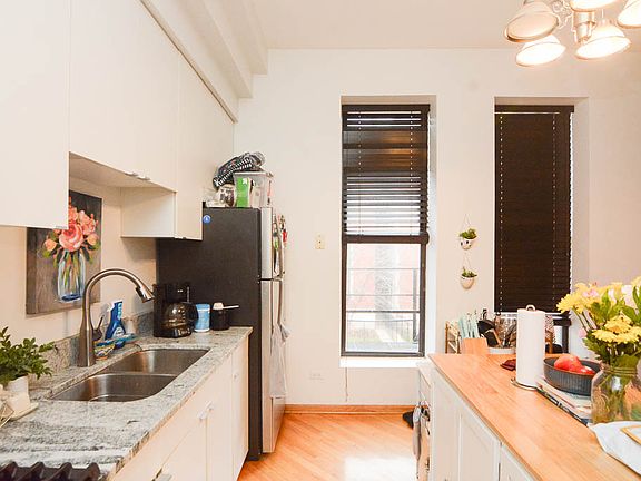 2nd image of 833 W Grand Ave APT 2R