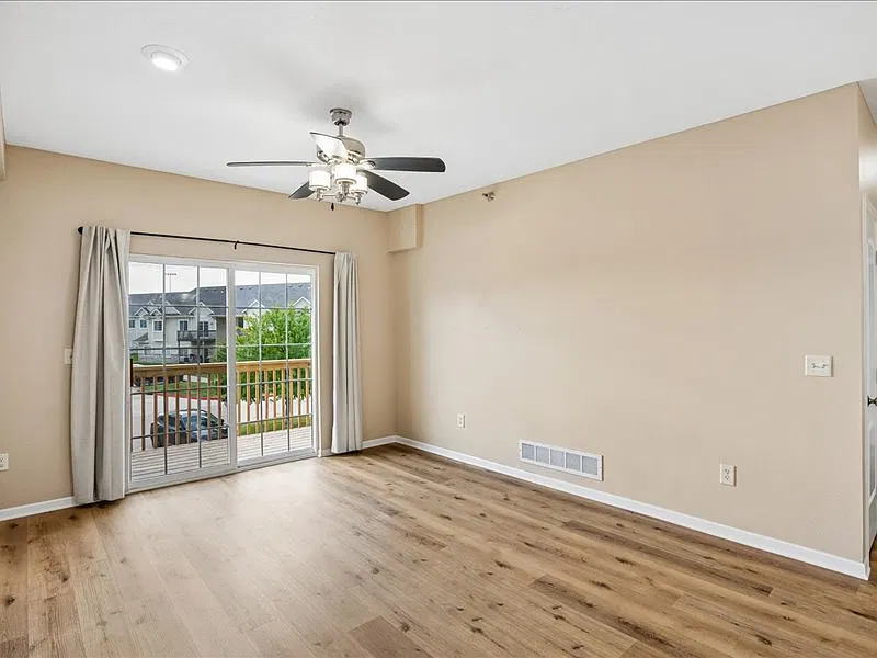2 bed, 1027 sqft, $1,600 — Photo 2