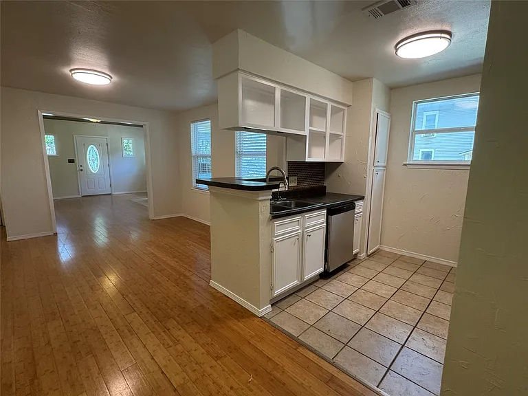 601 W San Antonio St — Photo 14