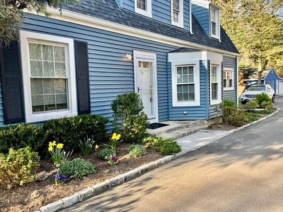 Private Entrance with Driveway