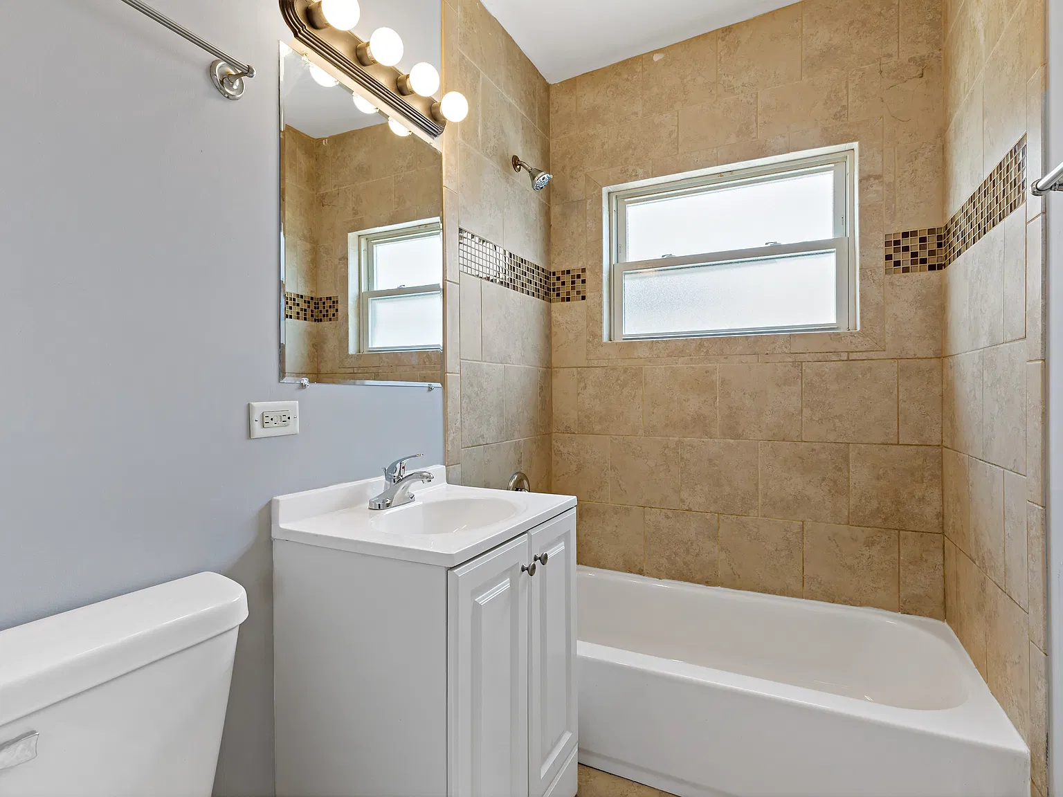 4 bed, 1350 sqft, $2,930 — Photo 4