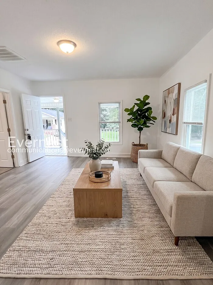 3 bed, 1.0 bath, 864 sqft, $1,325 — Photo 3