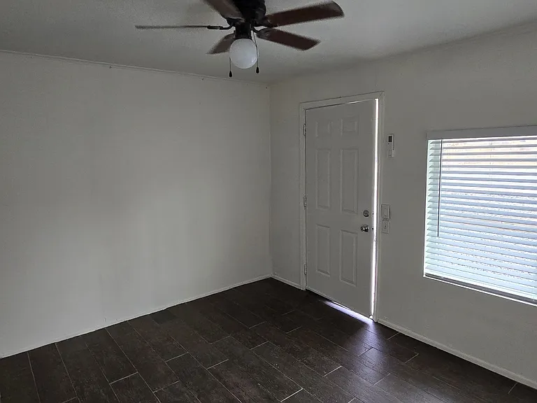 940 S Stone Ave — Photo 3