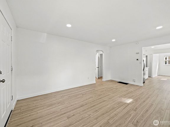 3rd image of 5211 S Cushman Avenue