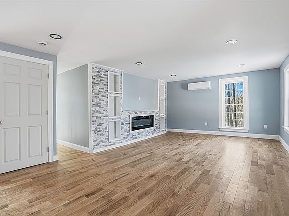 4th image of 140 Spring St