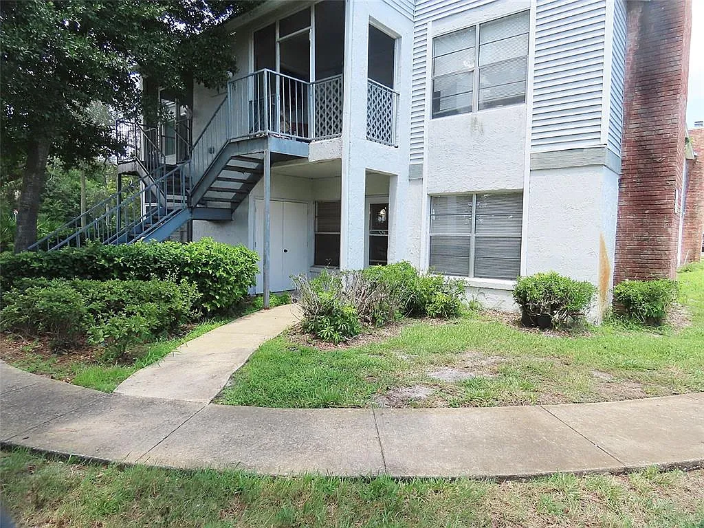 2 bed, 2.0 bath, 912 sqft, $1,580 — Photo 2