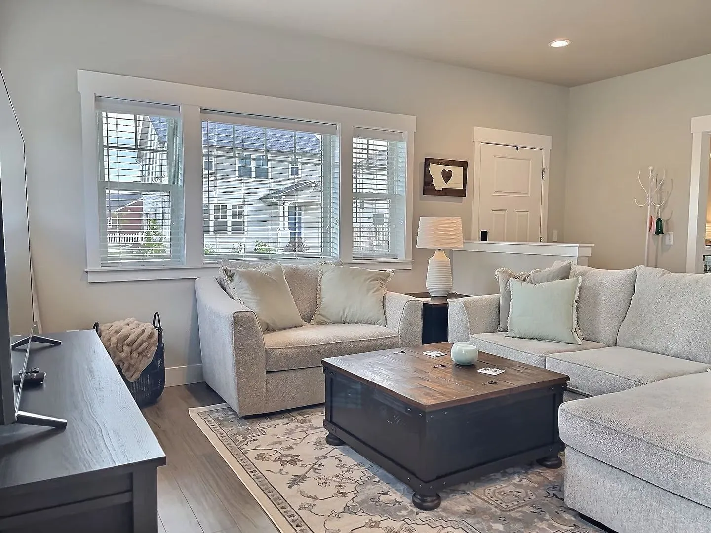 Stunning 2 Bed, 2 Bath Home in Annafeld | Fully Furnished — Photo 2