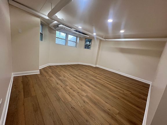 3rd image of 4657 N Avers Ave
