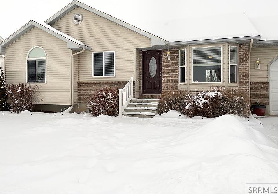 1st image of 3081 E Pinnacle Dr