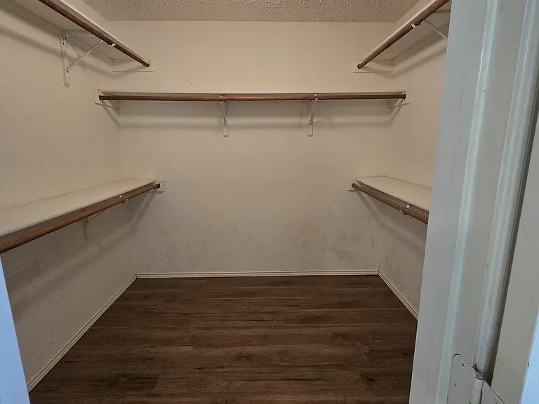 8028 Clear Brook Cir — Photo 15