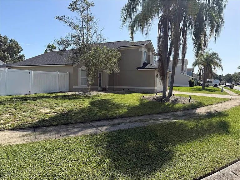 Picadilly Cir — Photo 2