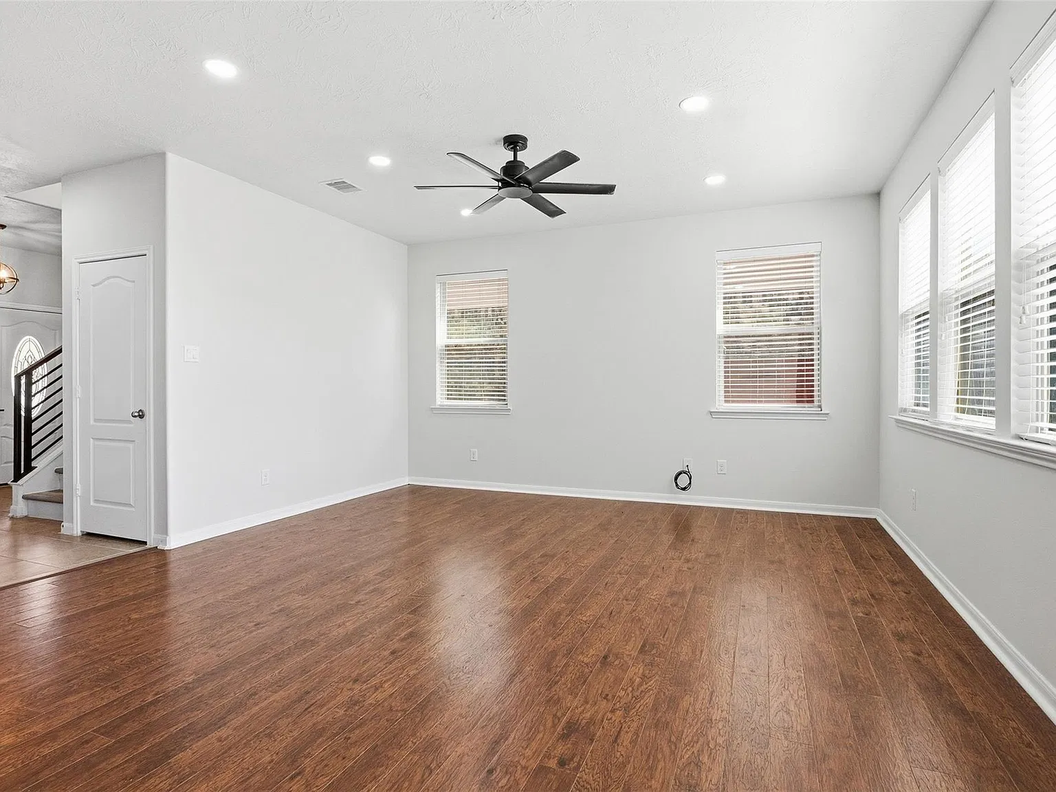 3 bed, 2.5 bath, 2160 sqft, $2,300 — Photo 2