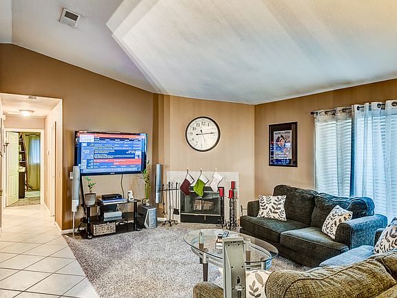 3rd image of 2875 Acacia Ave