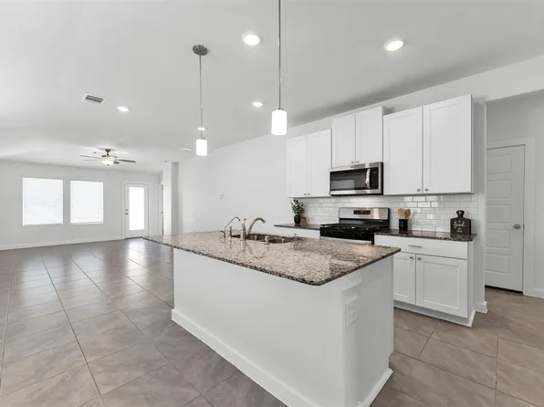 208 Charles Ridge Dr, Montgomery, TX 77316
