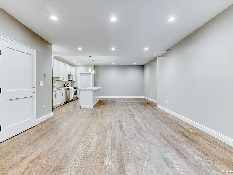78 Roslyn Rd #202 — Photo 5