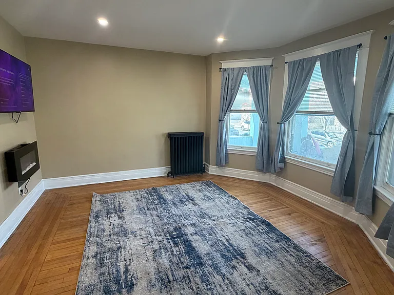 424-426 Hudson Ave #1 — Photo 1