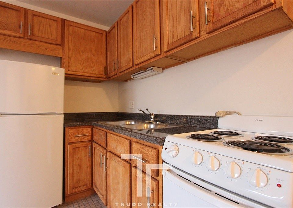2nd image of 3933 N Clarendon Ave APT 505