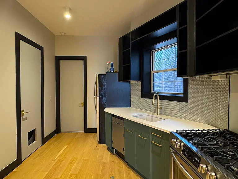 41 Van Wagenen Ave #4L — Photo 2
