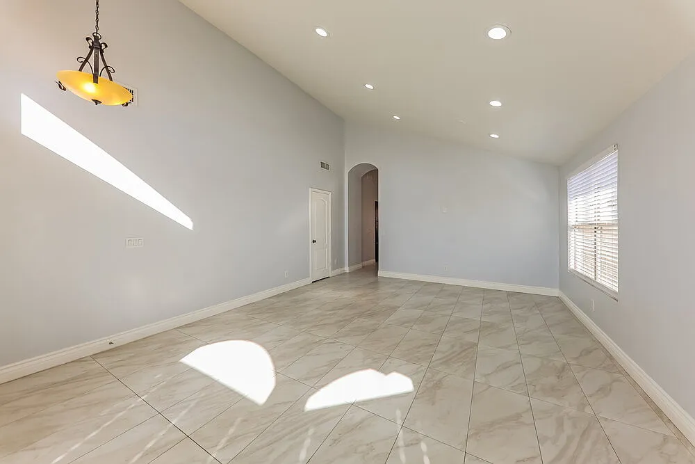 3 bed, 2.0 bath, 1667 sqft, $2,365 — Photo 3