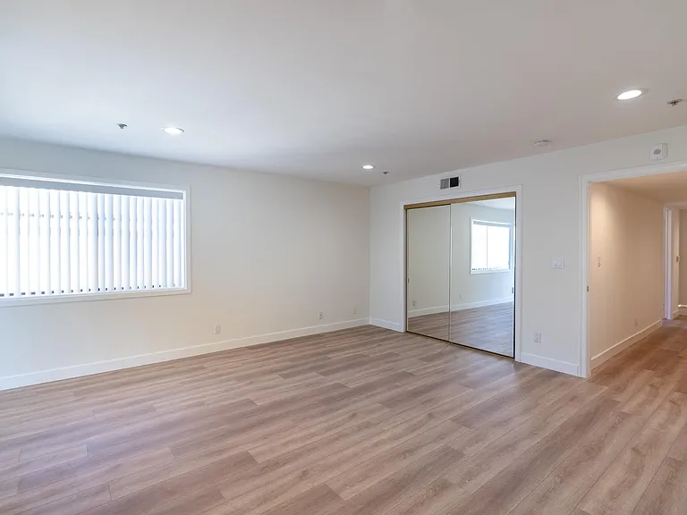 1760 N Alexandria Ave — Photo 15