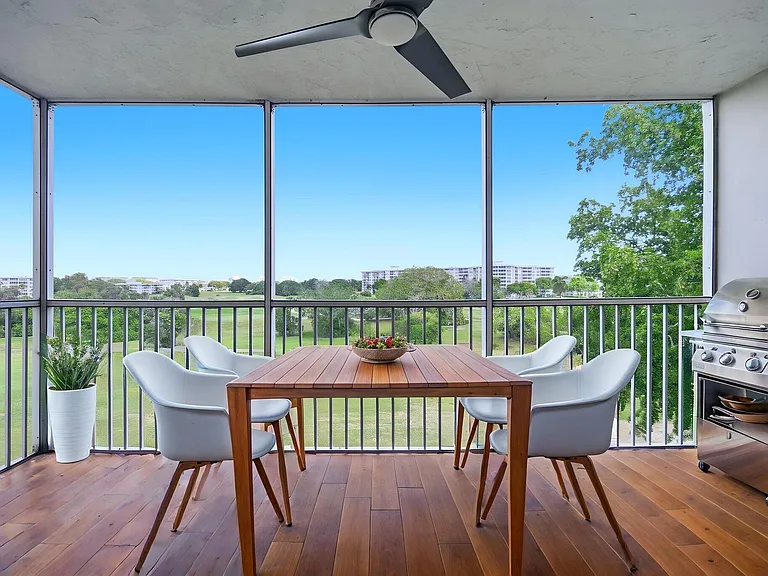 2901 S Palm Aire Dr — Photo 32