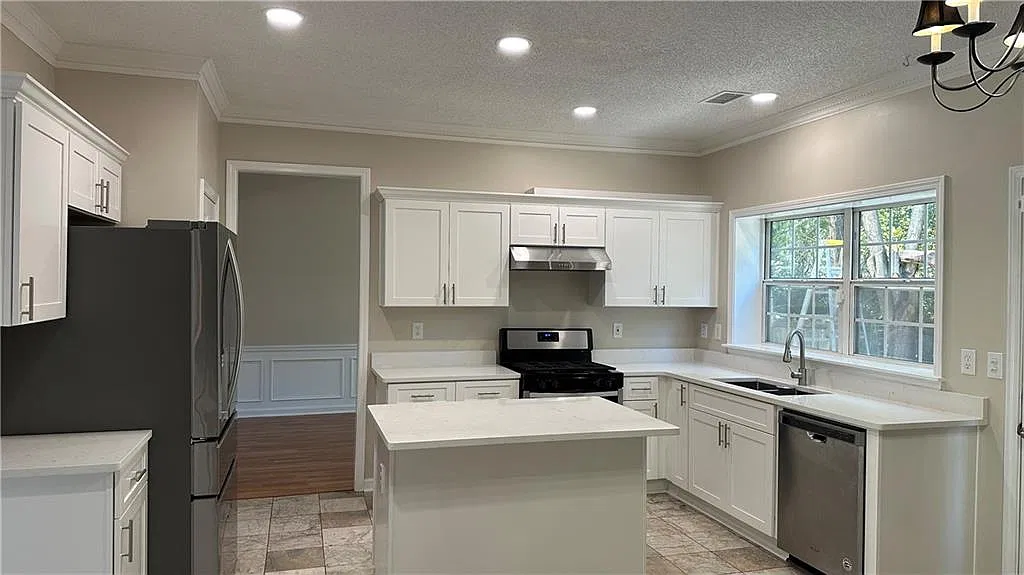 4 bed, 2.5 bath, 2253 sqft, $2,900 — Photo 3