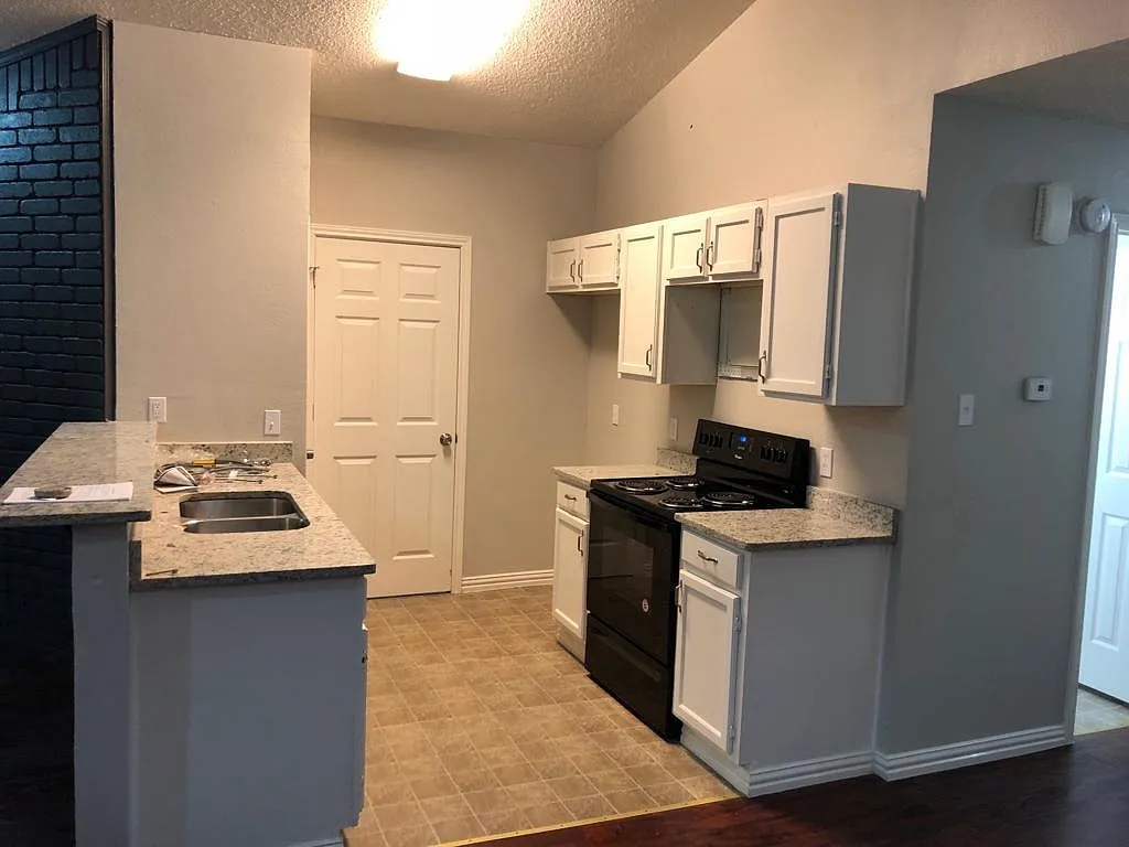 3 bed, 1300 sqft, $1,500 — Photo 2