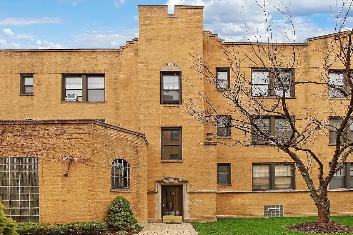 1623 W Belmont — Photo 3