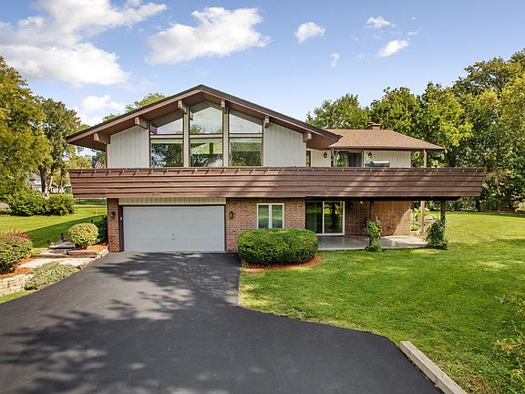 2nd image of 22W725 Elmwood Dr