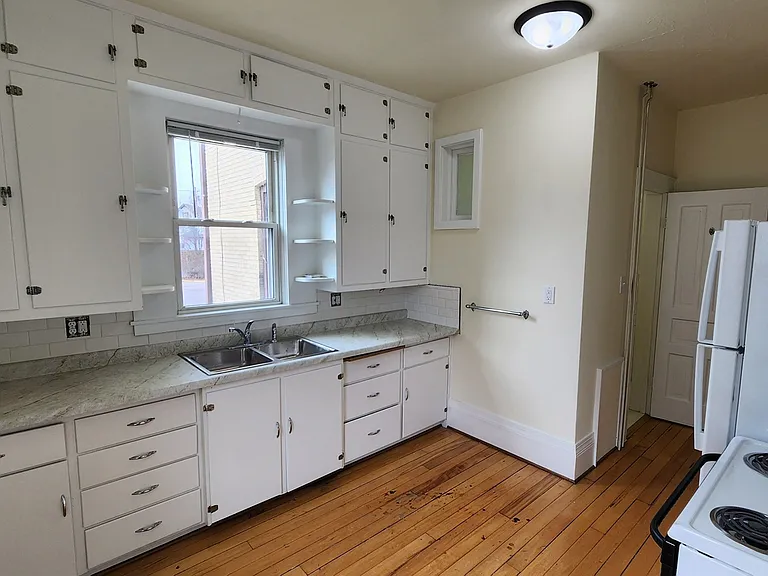 1002 E Main Street — Photo 7
