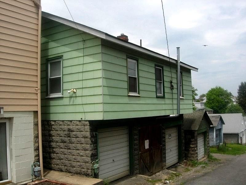 2nd image of 922 1/2 Gaston Ave
