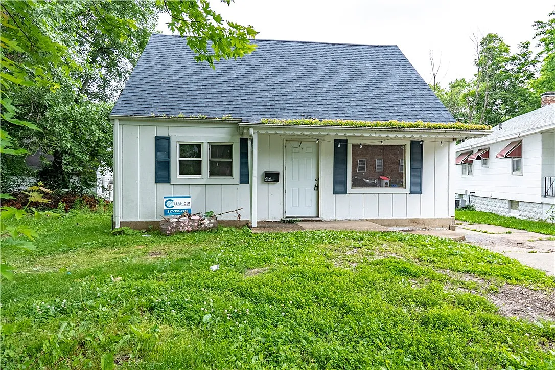 2036 E Dickinson Ave photo 1