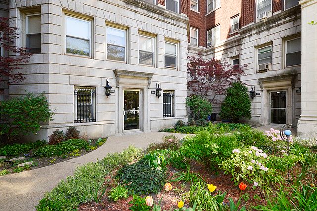 1st image of 1052 W Balmoral Ave APT 2G