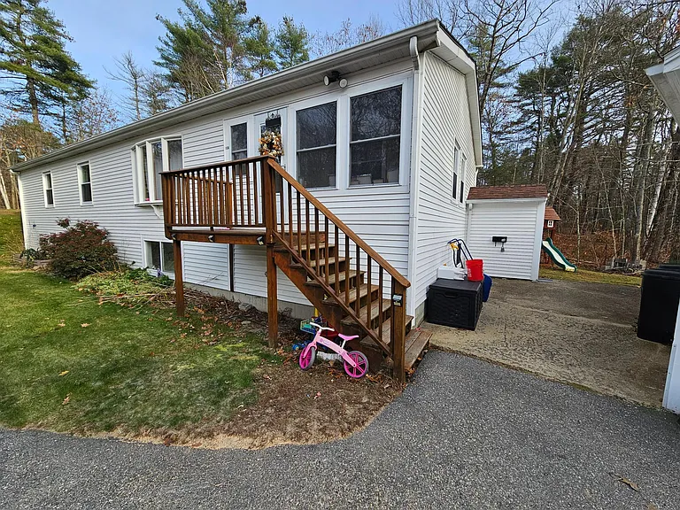 The entrance to the apartment is on the right marked.