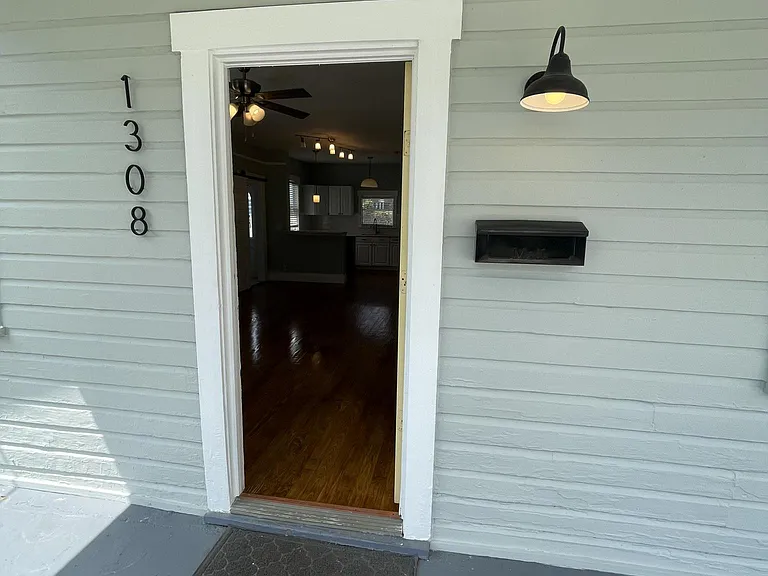 1308 E Chelsea St — Photo 2
