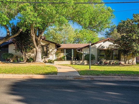3rd image of 109 Skyview Dr
