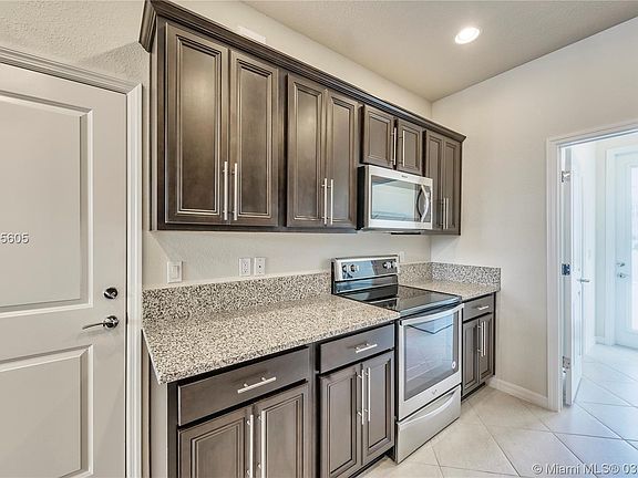 3rd image of 4330 Hillcrest Dr