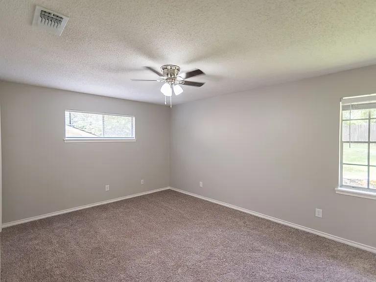 1825 Courtney Dr — Photo 15